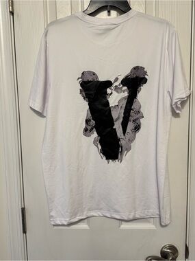 White Short-Sleeve Men's Graphic Tee with Bold Black 'V' Print